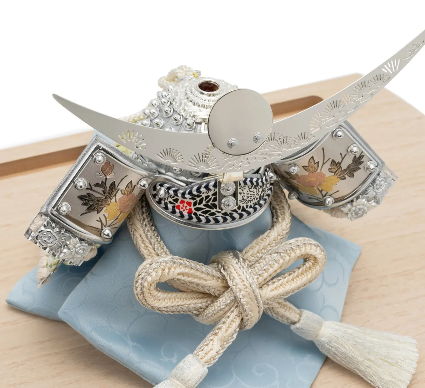 五月人形「【3・4月限定兜】小鴨色に鯉のぼりの兜」｜五月人形の通販