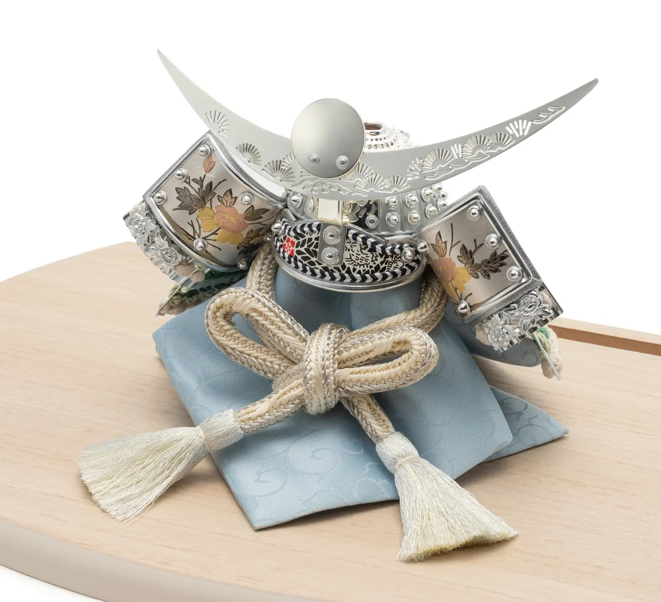 五月人形「【3・4月限定兜】小鴨色に鯉のぼりの兜」｜五月人形の通販